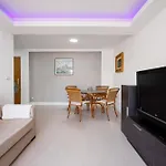 C34 Cosy 4 Bdr Apt Close To Maria Zambrano